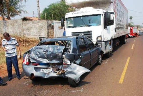 CaminhÃ£o arremessa Logan e deixa motorista ferida na Capital