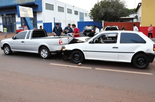 Engavetamento envolve 4 veÃ­culos em acidente no centro de SidrolÃ¢ndia