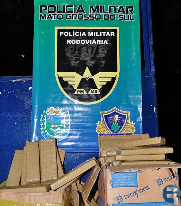 Celta recheado de maconha Ã© preso pela Policia RodoviÃ¡ria Estadual em estrada vicinal