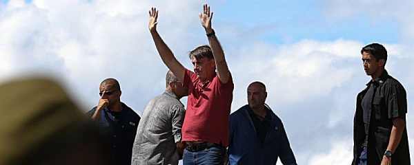 Bolsonaro discursa em BrasÃ­lia a manifestantes que pedem intervenÃ§Ã£o militar