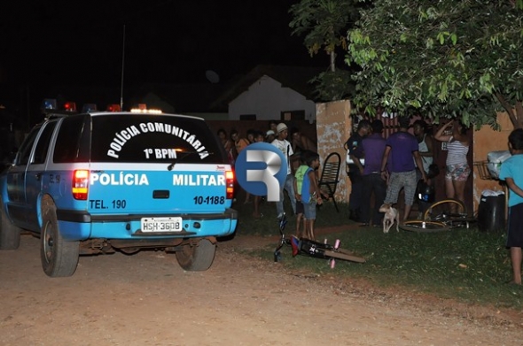 Homem Ã© executado com 3 tiros dentro de casa na frente da esposa, filha e amigos