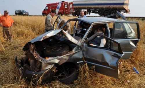 Carro capota na BR-267 e deixa duas pessoas feridas