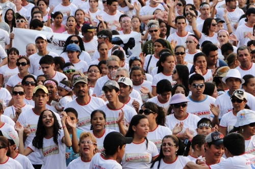 Centenas de pessoas vÃ£o Ã s ruas em ato evangÃ©lico ÂMarcha para Jesus