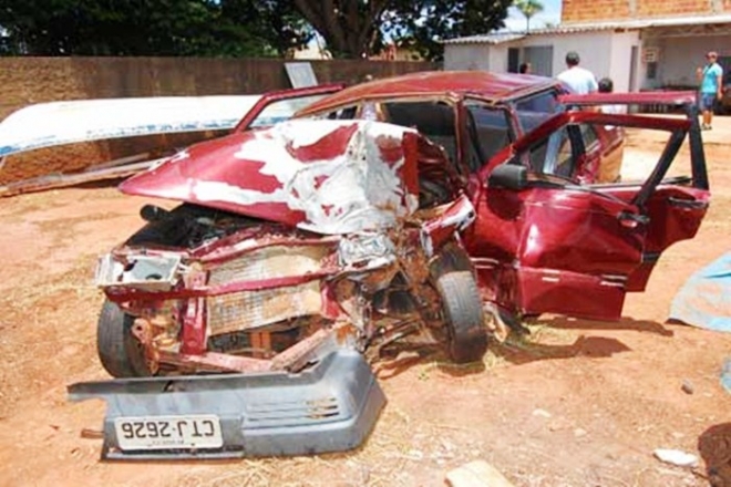 Jovem teria dormido ao volante e morre apÃ³s bater em Ã¡rvore