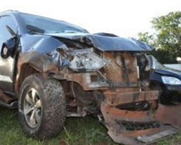 Caminhonete invade agÃªncia bancÃ¡ria e Ã© abandonada