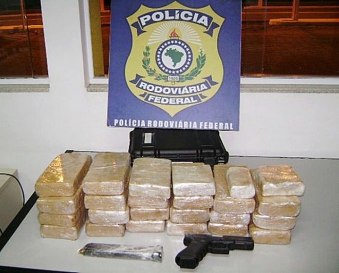 PRF apreende 22 quilos de cocaÃ­na e pistola com destino a Alagoas