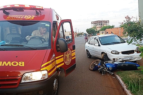 Condutor invade calÃ§ada e atinge motocicleta de radialista estacionada