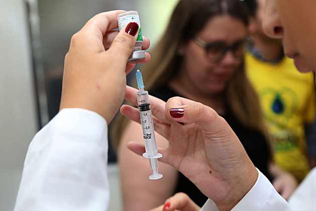 ApÃ³s imunizar 98,17% dos idosos, SaÃºde agora vai vacinar indÃ­genas, policiais e motoristas