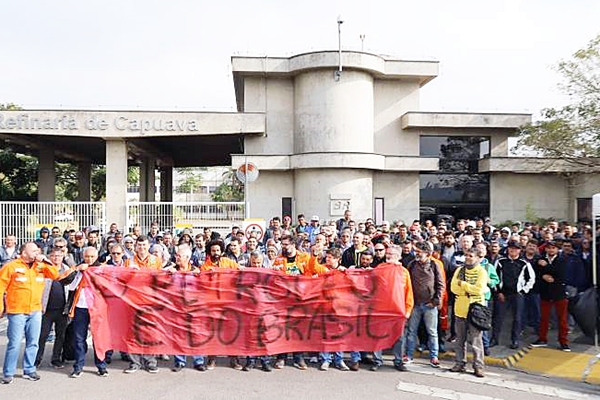 Petroleiros marcam greve e pedem queda no preÃ§o de combustÃ­veis