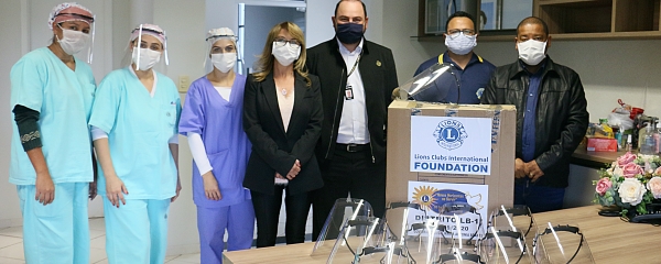 Para combater a Covid-19, Lions doa lote de protetor facial para hospital