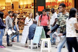 Crise no mercado de trabalho faz renda do brasileiro encolher em 2017, aponta IBGE