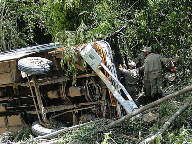 Ãnibus despenca em barranco de 12 metros e mata duas garotas evangÃ©licas