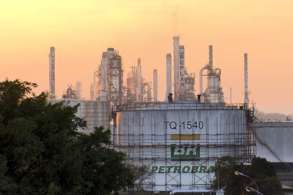 Petrobras reduzirÃ¡ preÃ§o da gasolina em 2% nas refinarias a partir de terÃ§a-feira