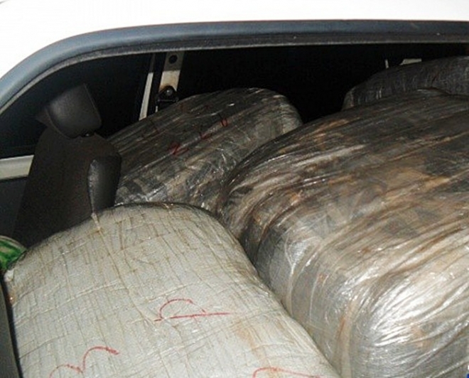 PolÃ­cia apreende cigarros e mercadorias contrabandeadas em veÃ­culos