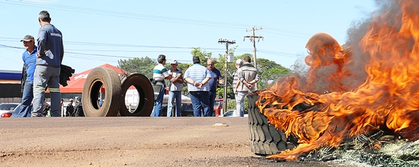 Caminhoneiros bloqueiam saÃ­da para Maracaju, em protesto contra preÃ§o abusivo de diesel