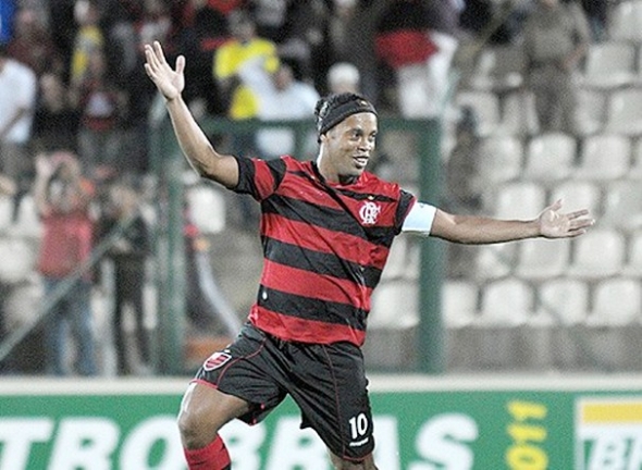 Ronaldinho mantÃ©m o brilho, e Flamengo vence o AmÃ©rica-MG