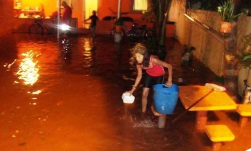 Escola e casas sÃ£o afetadas por chuva em Nova Andradina