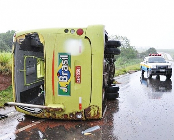 Micro-Ã´nibus tomba na rodovia MS-134