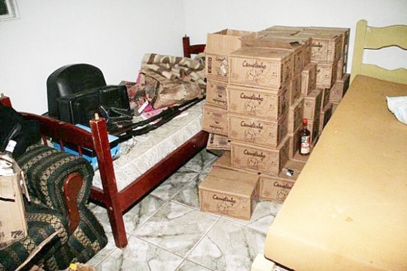PolÃ­cia descobre fÃ¡brica clandestina e apreende 3 mil litros de cachaÃ§a