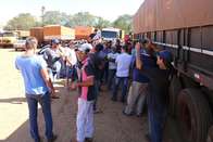 Na fila de espera desde quinta-feira, em protesto mais de 70 caminhoneiros travam descarga do milho