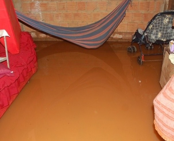 Chuva inunda ruas e residÃªncias em Campo Grande