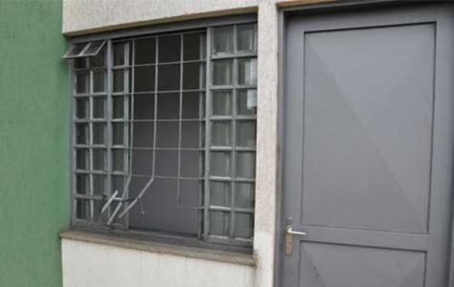 Presos quebraram janela para fugir de delegacia
