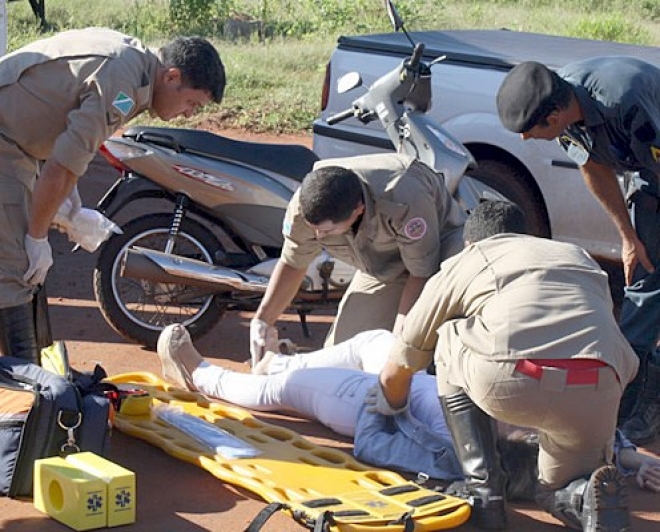 Enfermeira tem suspeita de fratura ao colidir moto contra carro em Vicentina
