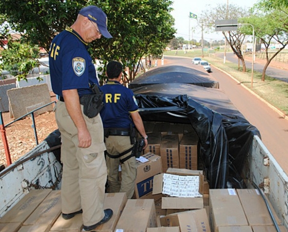 PRF apreende carreta carregada com cigarros contrabandeados na BR-163
