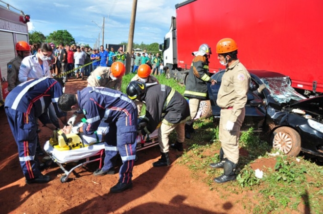 Motorista fica preso Ã s ferragens apÃ³s colisÃ£o na saÃ­da para CuiabÃ¡