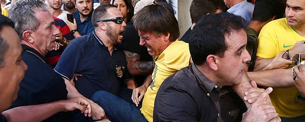 Bolsonaro leva facada durante ato de campanha em Juiz Fora, diz PolÃ­cia Militar de Minas