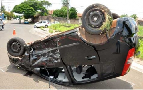 Carro capota cinco vezes em acidente em Campo Grande