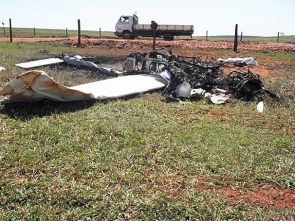 Ultraleve cai em Ã¡rea de pastagem na MS-141