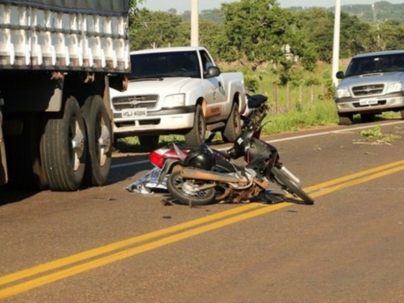 Motociclista morre depois de bater na traseira de caminhÃ£o estacionado na BR-262