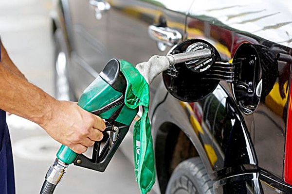 Petrobras anuncia reajuste de R$ 0,10 no preÃ§o do diesel
