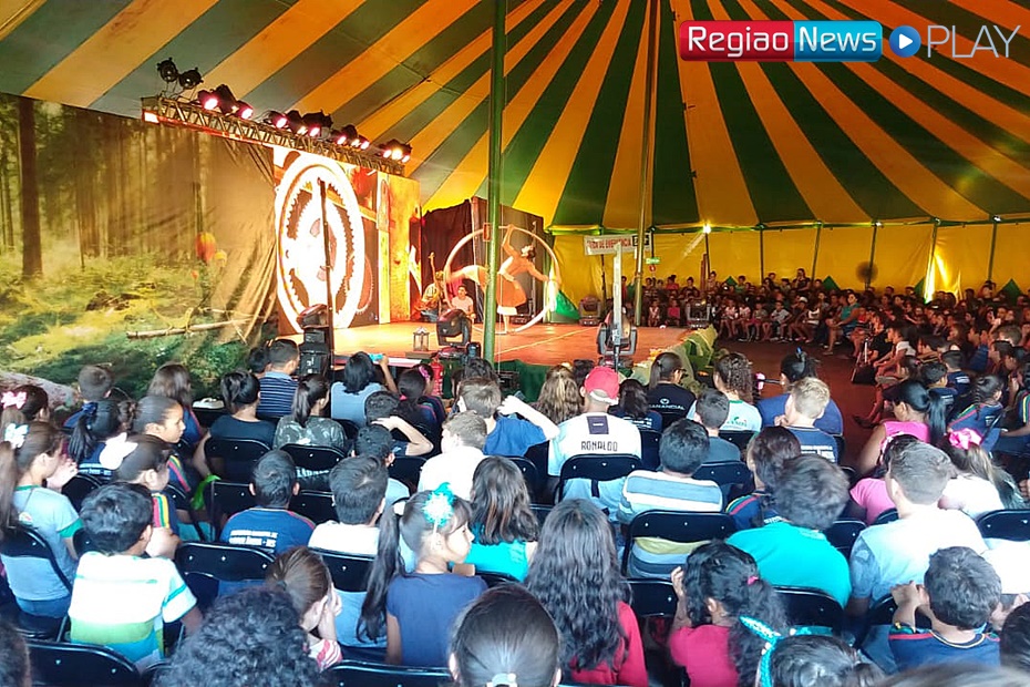 Mais de 400 estudantes da rede pÃºblica vivem tarde de magia em circo da Ãster Maquinas