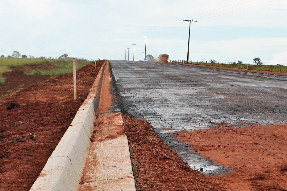 Obra de asfalto do CapÃ£o Seco, iniciada em 2016, sÃ³ vai ficar pronta em outubro