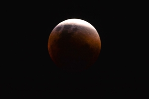 Maior eclipse total da Lua do sÃ©culo 21 ocorre nesta sexta