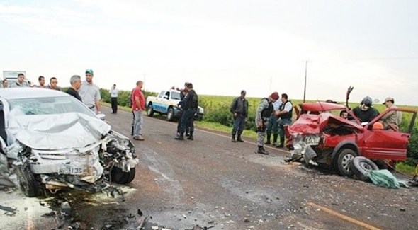 TrÃªs pessoas morrem em acidente envolvendo dois veÃ­culos na MS-156