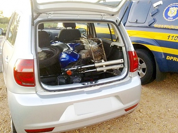 Homem transporta moto irregular em carro furtado, diz polÃ­cia