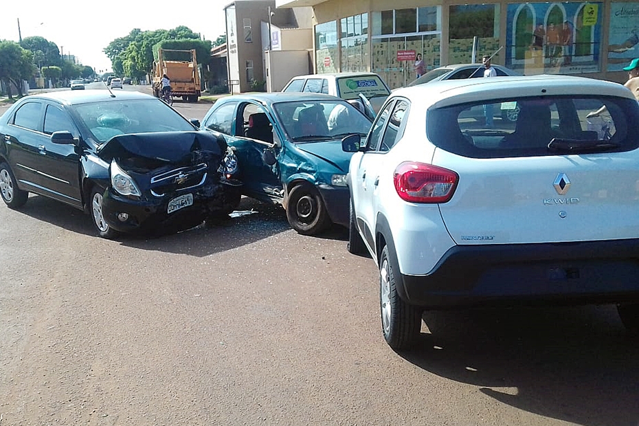Motorista invade preferencial e provoca acidente envolvendo mais 2 carros na JoÃ£o MÃ¡rcio