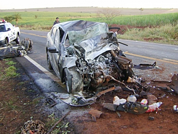 Acidente entre carro e carreta canavieira com placas de NaviraÃ­ mata condutor