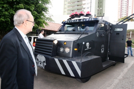 Sejusp e PolÃ­cia Civil recebem carro blindado para atividades operacionais da Garras