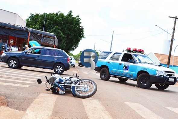 Acidente deixa motociclista ferida prÃ³ximo Ã  escola SidrÃ´nio