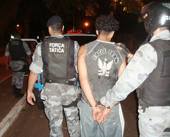 ArrastÃ£o detÃ©m jovem por porte ilegal de arma e lesÃ£o corporal