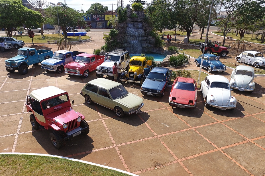 Encontro reÃºne carros antigos e show com clÃ¡ssicos do rock em SidrolÃ¢ndia