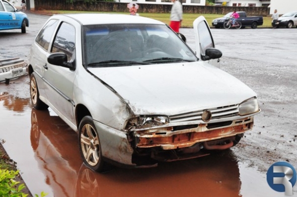 Motorista avanÃ§a preferencial e causa acidente no centro de SidrolÃ¢ndia