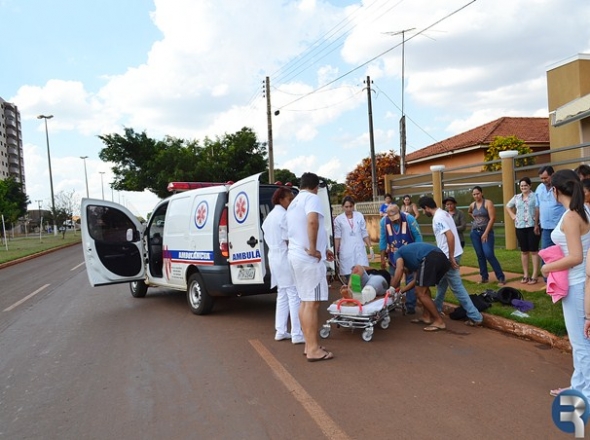 ColisÃ£o entre carro e moto deixa duas mulheres feridas