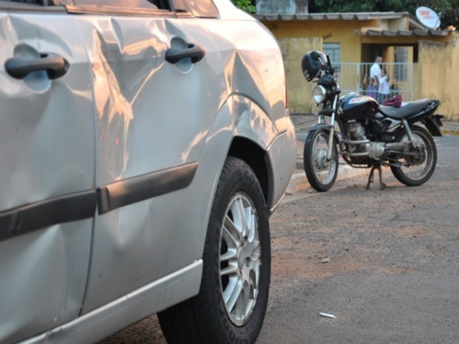 Motociclista sofre traumatismo craniano em colisÃ£o com carro