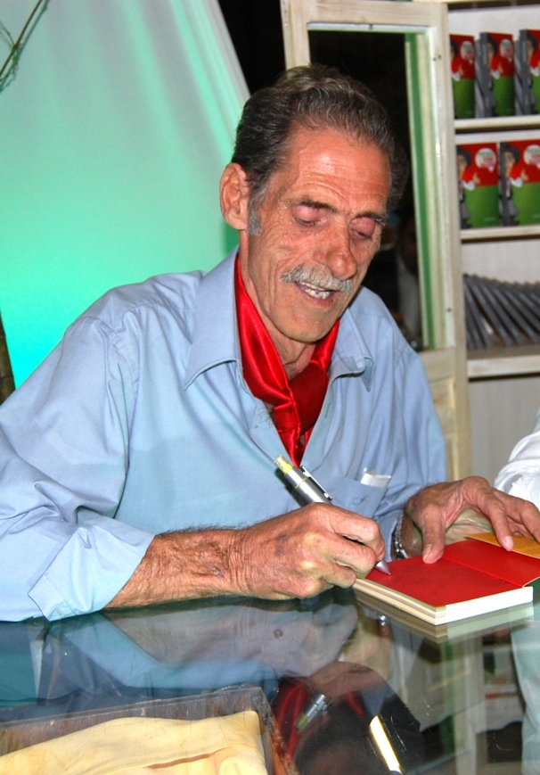 LanÃ§amento do livro ÂPoesia de HomenagemÂ reuni  pÃºblico em SidrolÃ¢ndia