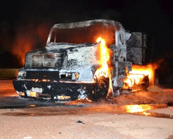 Carreta fica completamente destruÃ­da depois de pegar fogo entre Coxim e Sonora